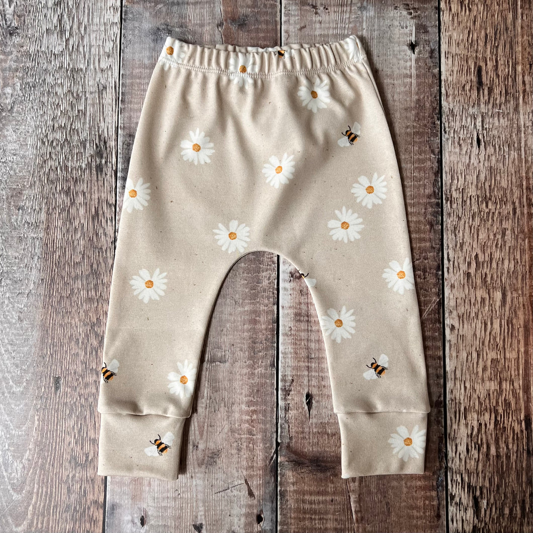 Large print Daisies & Bees Harems 0-3m