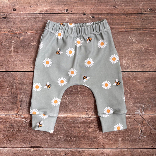 Daisies & Bees on Green Harems 0-3m