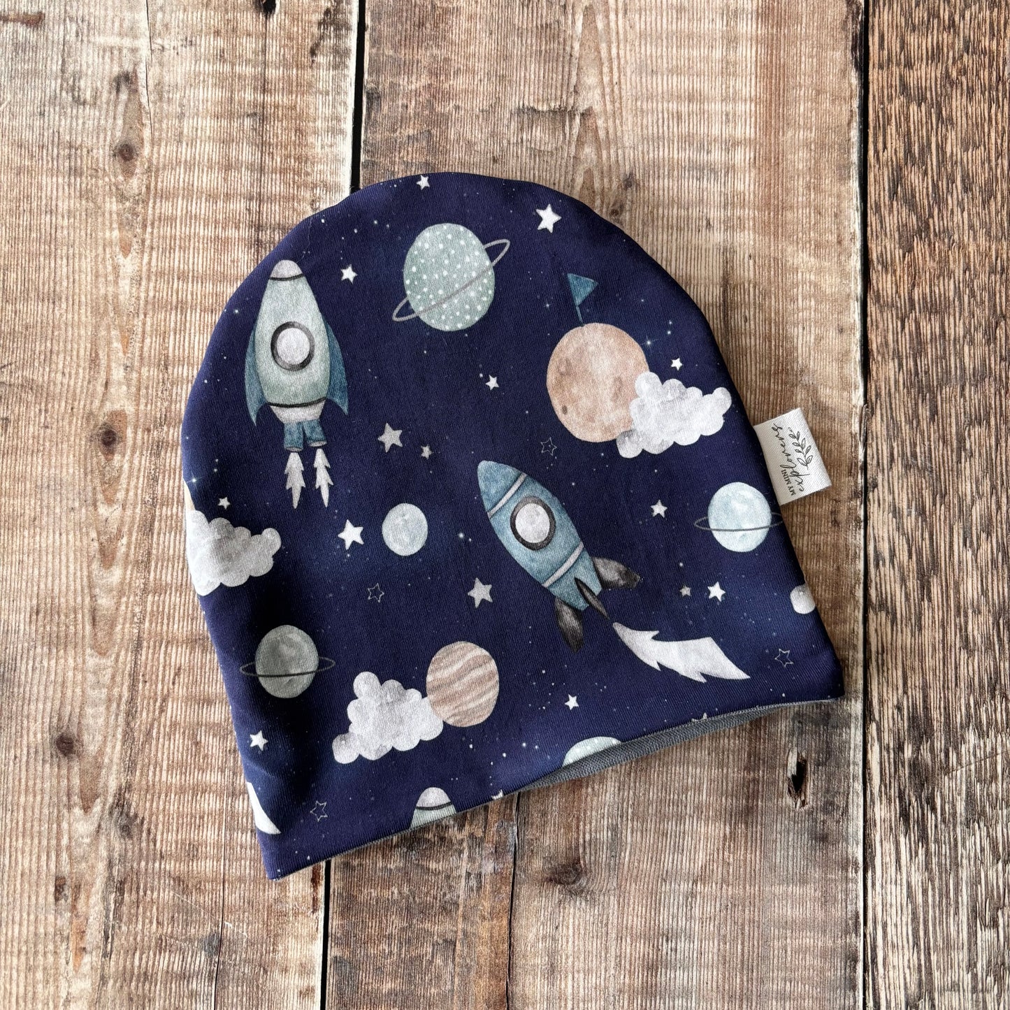 Space Rockets Bobble Hat 0-6m (china blue inside) NO POM POM